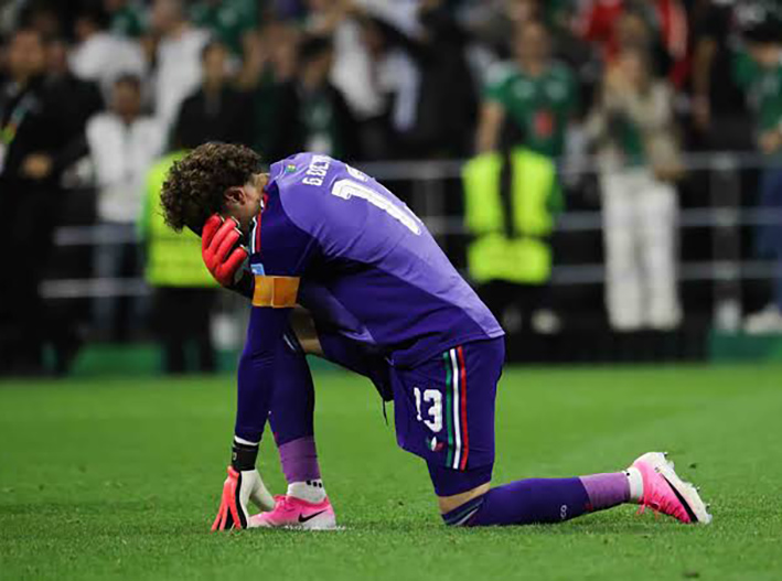 ¡Memo cuelga los guantes! Ochoa pita el final de su carrera