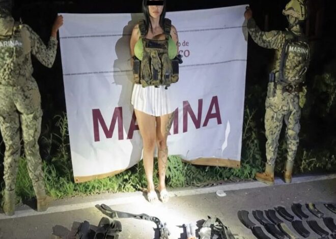 Detienen en Escuinapa a mujer con chaleco táctico, armamento y vehículos asegurados