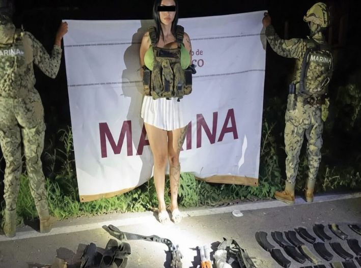 Detienen en Escuinapa a mujer con chaleco táctico, armamento y vehículos asegurados
