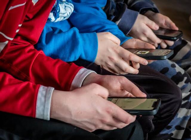 Adiós redes sociales para niños: Francia aprieta el botón de bloqueo