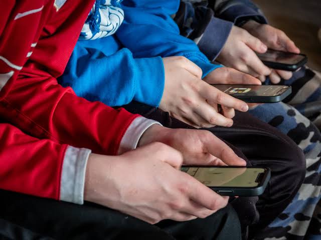 Adiós redes sociales para niños: Francia aprieta el botón de bloqueo
