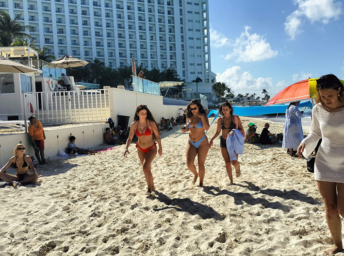 Influencers ponen en riesgo a turistas con falsas “playas secretas” en Cancún