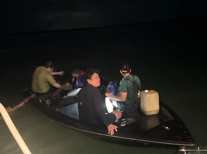 Marinos rescatan a seis personas a la deriva en la bahía de Chetumal tras falla mecánica
