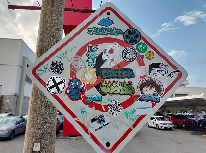 Calles sin identidad: letreros vandalizados invaden Cancún