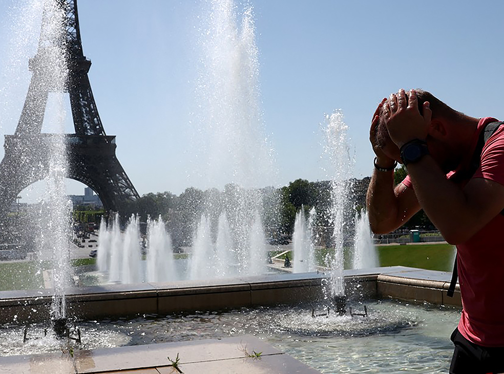 El calor dobla a París: la Torre Eiffel y museos cierran antes