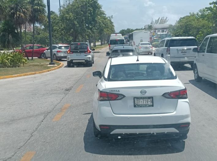 Cierre del Puente Nichupté causa molestia a choferes y turistas