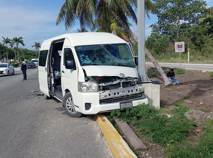 Vacaciones al hospital: chocan van con turistas ingleses en tramo Playa del Carmen-Puerto Morelos
