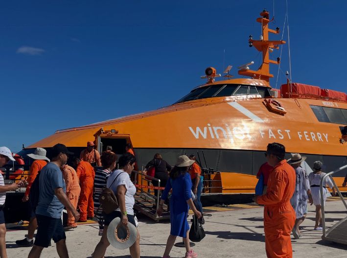 Amplían horario de ferry a Cozumel por concierto de Kenia OS