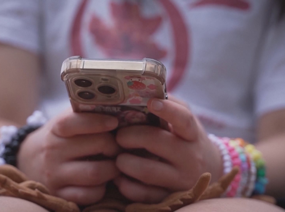 SEP lanza alerta: el “scroll infinito” engancha a niños y adolescentes