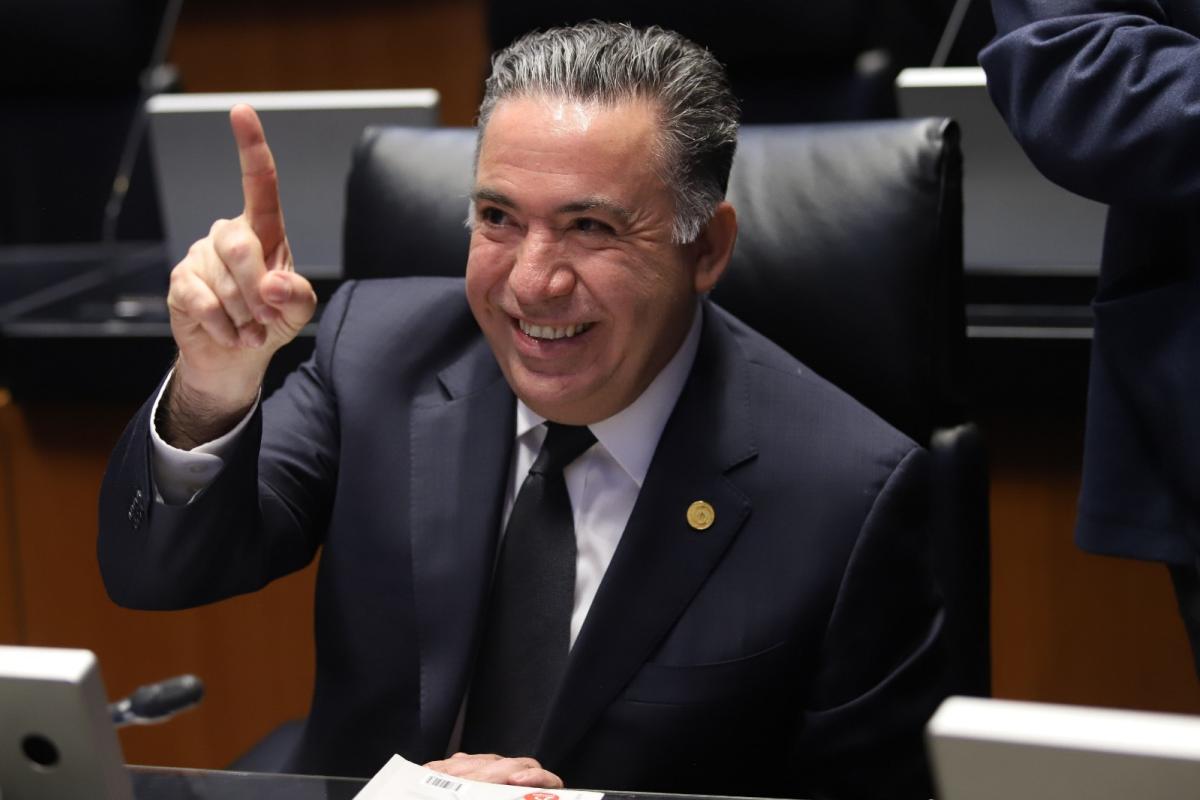 Inzunza deja Morena, pero conserva el fuero ante solicitud de EU