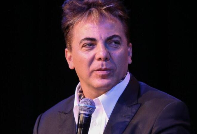 A los 51 años, Cristian Castro vuelve a las aulas y se gradúa de la prepa