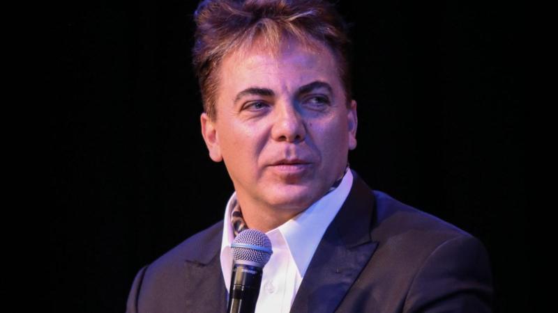 A los 51 años, Cristian Castro vuelve a las aulas y se gradúa de la prepa