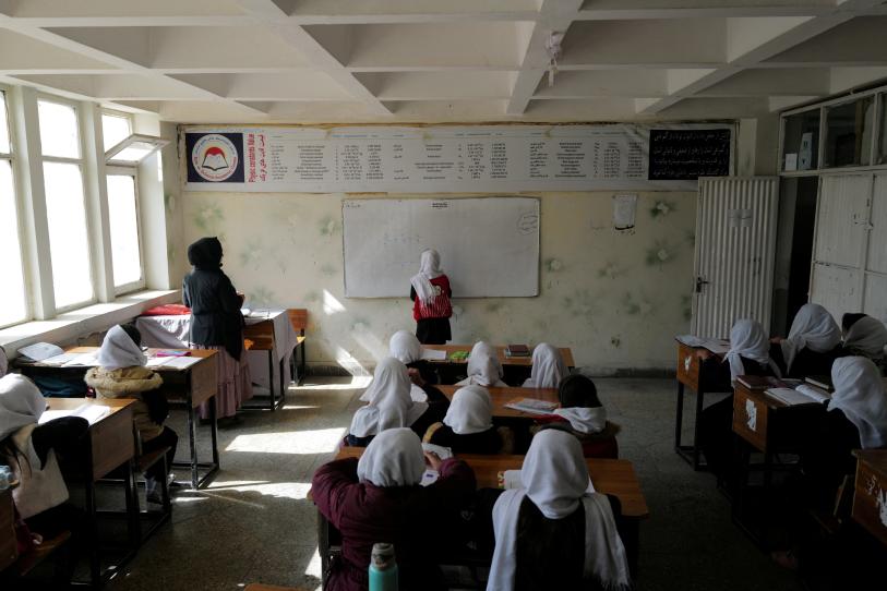 Afganistán cierra las aulas: millones de niñas quedan sin estudiar