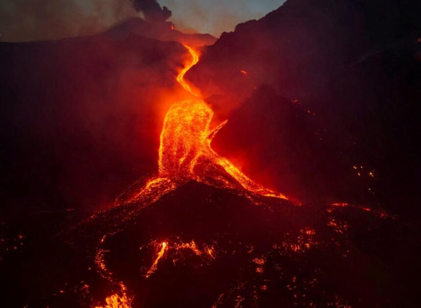 El Etna entra en erupción y atrae a miles de turistas pese al peligro