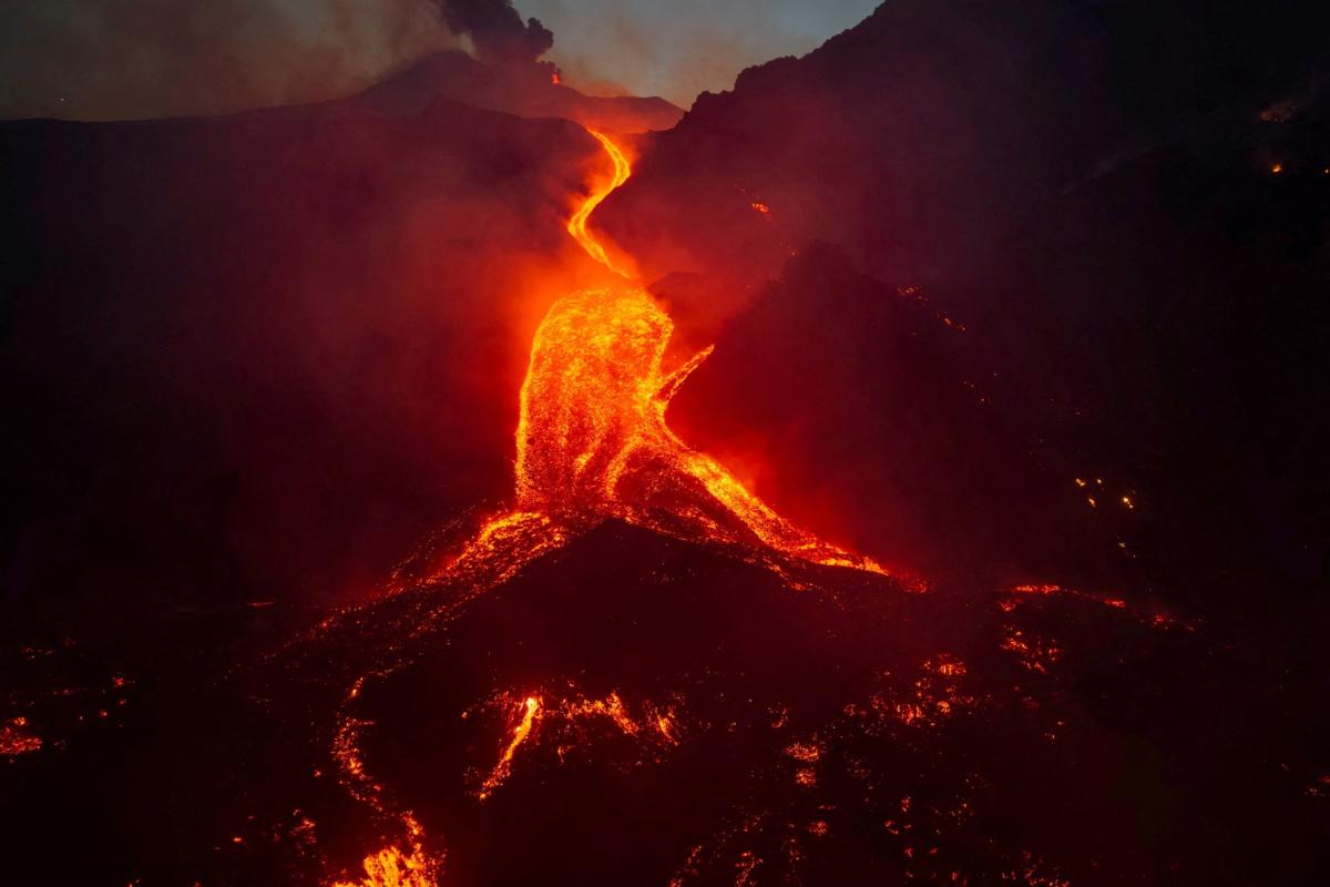 El Etna entra en erupción y atrae a miles de turistas pese al peligro
