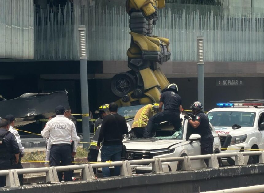 Espectacular cae sobre auto y termina con la vida de una mujer en CDMX