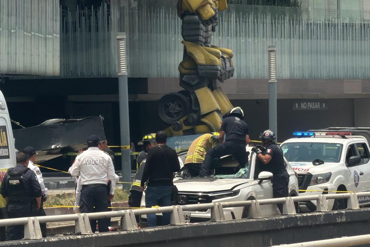 Espectacular cae sobre auto y termina con la vida de una mujer en CDMX