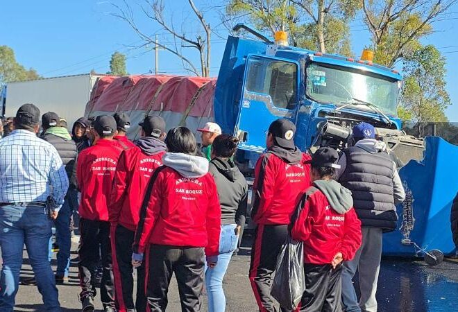 Peregrinos sobreviven a fuerte volcadura en Tlaxcala