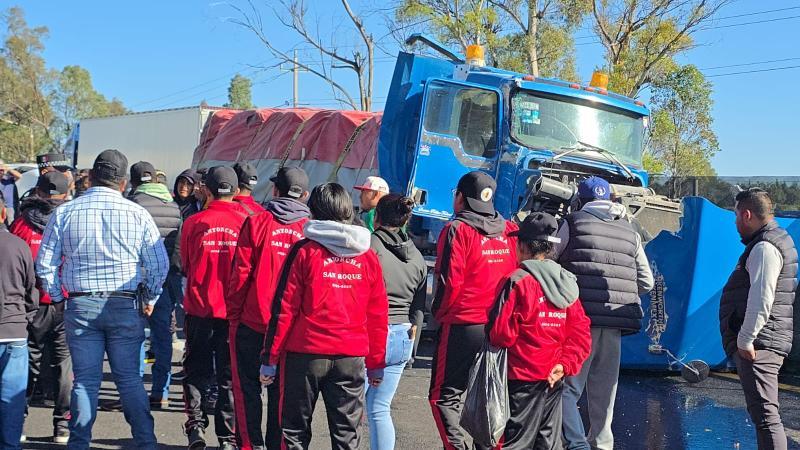 Peregrinos sobreviven a fuerte volcadura en Tlaxcala