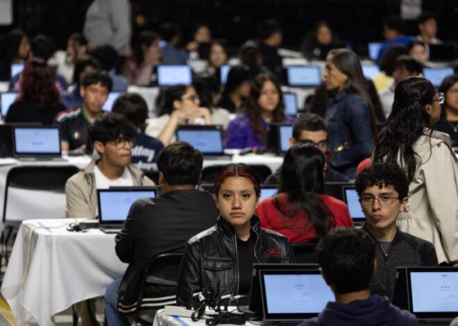 Aspirantes de la UNAM son sorprendidos con celulares durante examen