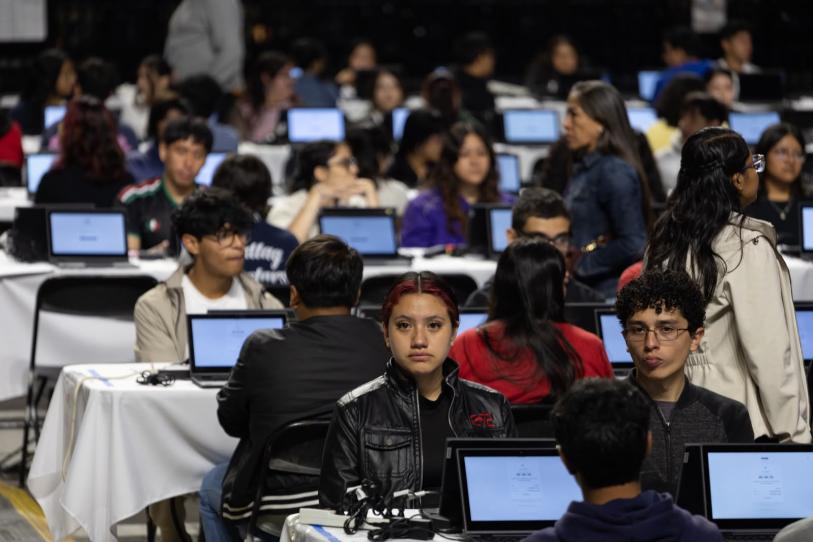 Aspirantes de la UNAM son sorprendidos con celulares durante examen