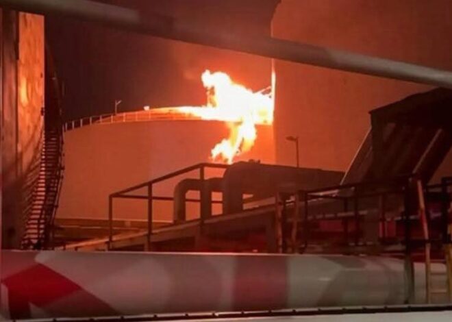 Rayo golpea tanque de Pemex y provoca incendio en Coatzacoalcos