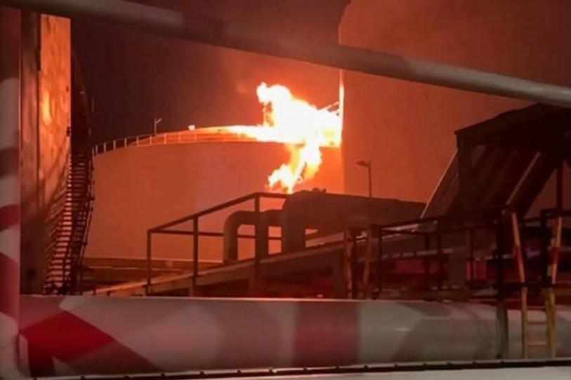 Rayo golpea tanque de Pemex y provoca incendio en Coatzacoalcos