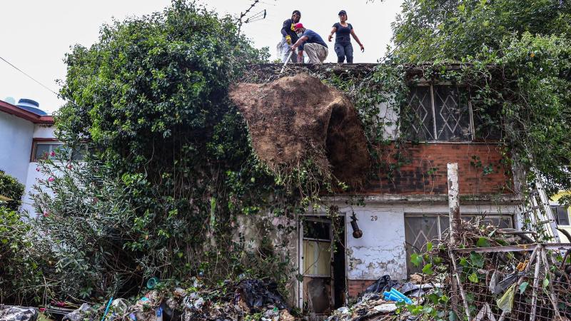 De hogar a basurero: vecinos rescatan a adulto mayor en Tlalnepantla