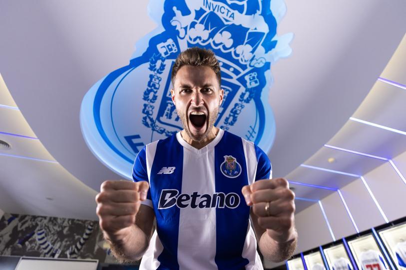 ¡Santi ya es Dragón! Giménez cambia al Milan por el Porto