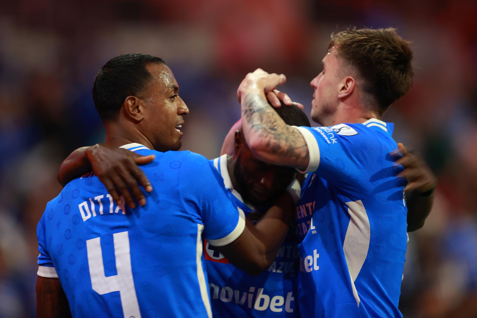 Cruz Azul despierta y golea al Necaxa