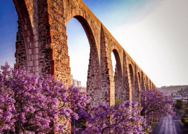 Entre jacarandas y 74 arcos: el gigante de Querétaro que lleva casi 300 años en pie