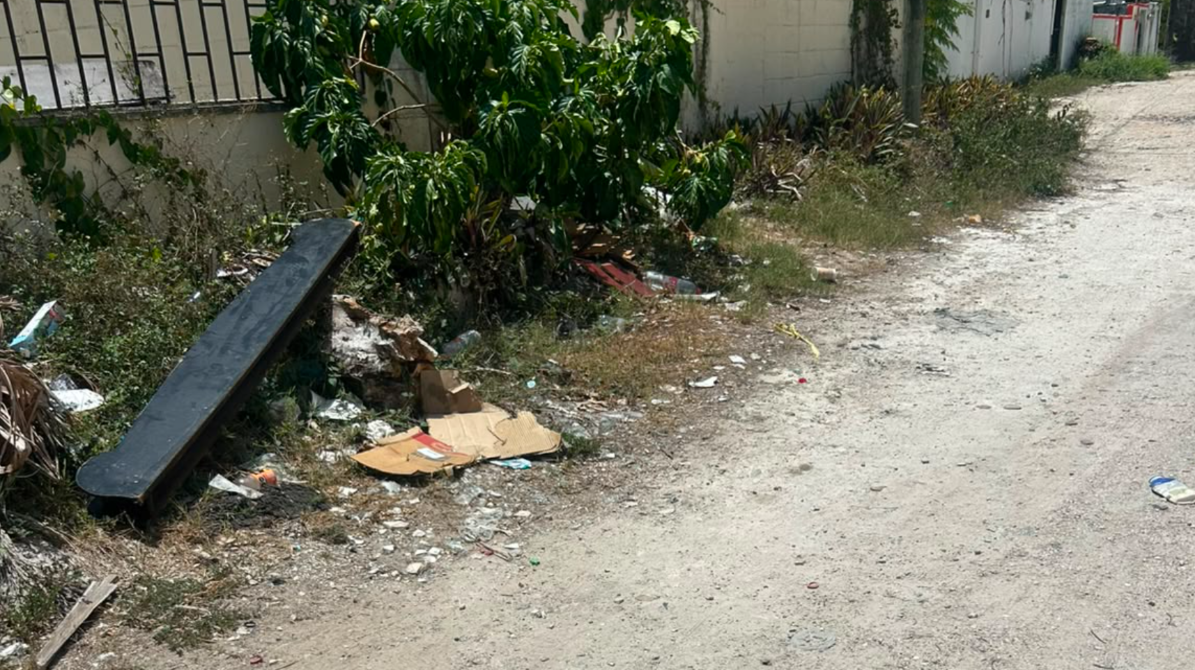 Calle Laurel, la otra cara de Cancún: Terracería y basura a pasos del Mercado 23