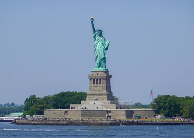Vuelca lancha cerca de la Estatua de la Libertad; mueren mujer y su bebé