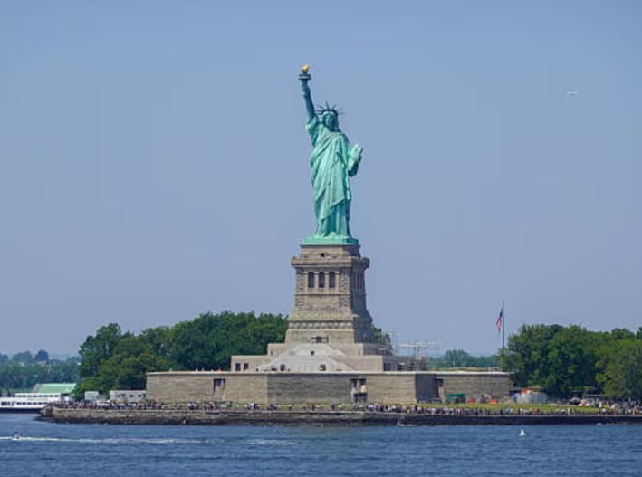 Vuelca lancha cerca de la Estatua de la Libertad; mueren mujer y su bebé
