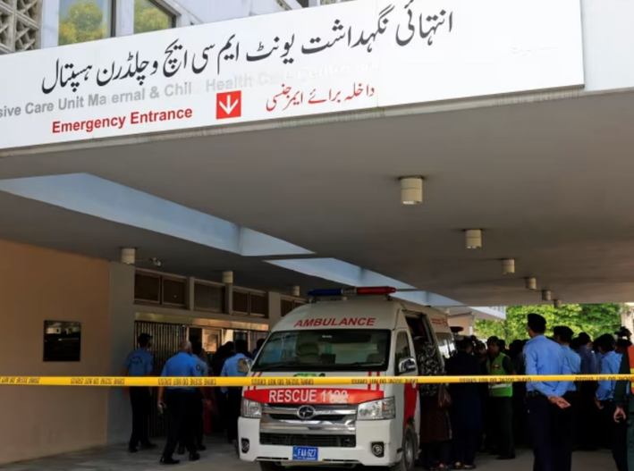 Suspenden a ocho funcionarios tras incendio que mató a 14 bebés en Pakistán