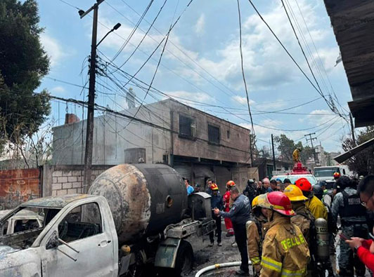 Explosión de pipa de gas deja 21 lesionados e incendia viviendas en Cuernavaca