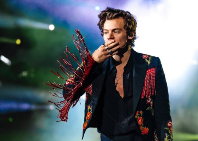 Harry Styles sufre aparatosa caída en concierto de México… ¡y se levanta como si nada!