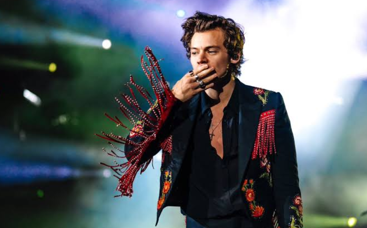 Harry Styles sufre aparatosa caída en concierto de México… ¡y se levanta como si nada!