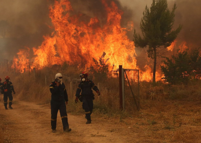 Choque de helicópteros en incendio de Grecia deja dos muertos y dos heridos