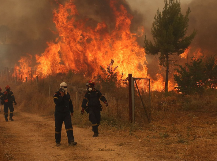 Choque de helicópteros en incendio de Grecia deja dos muertos y dos heridos