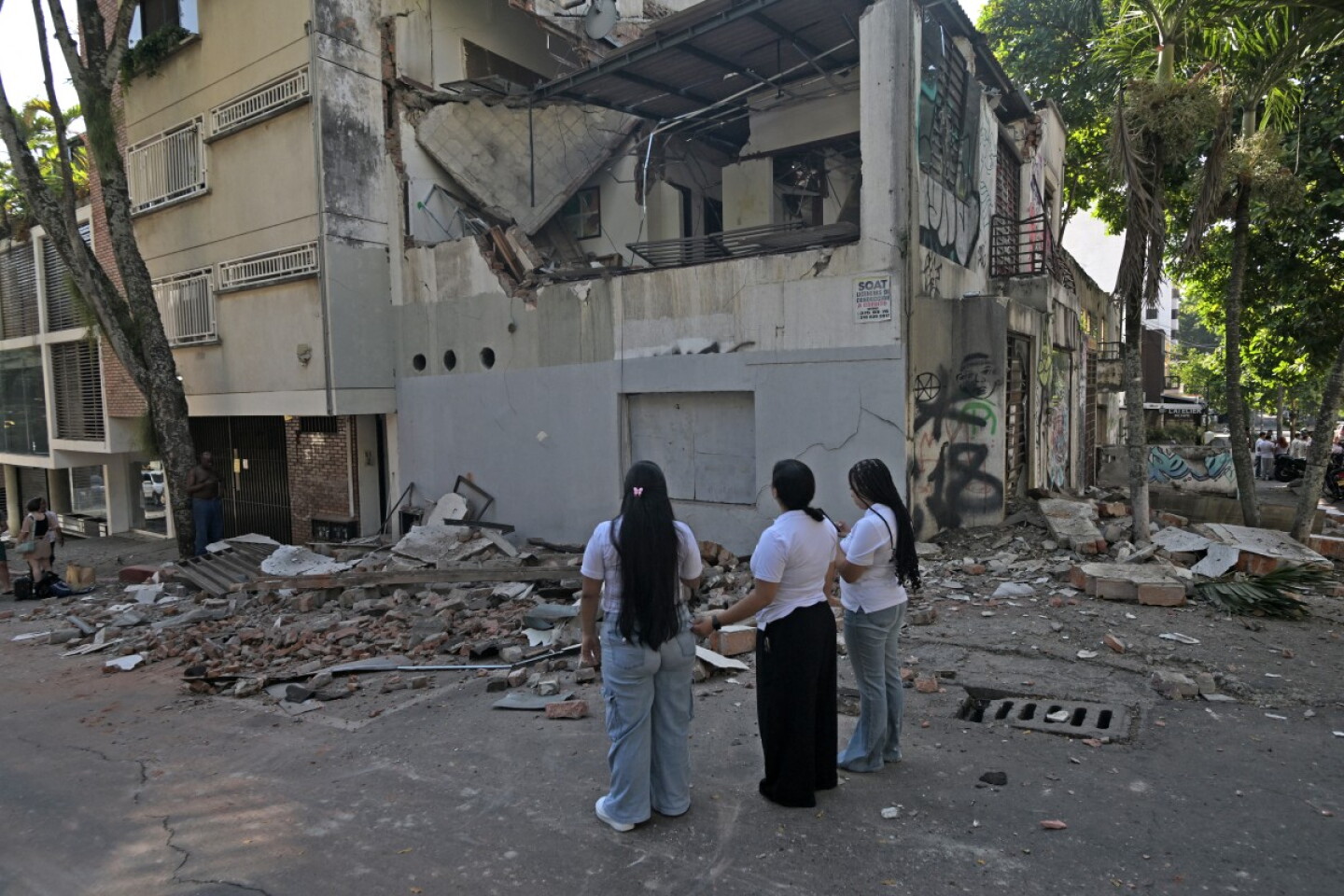 Sube a 111 la cifra de muertos por terremoto en Colombia