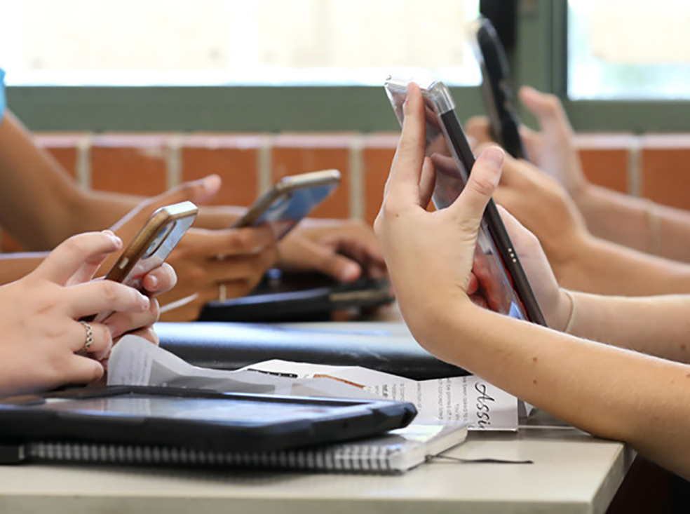 ¡Celulares sí, pero con reglas! Padres de Quintana Roo rechazan prohibición en escuelas