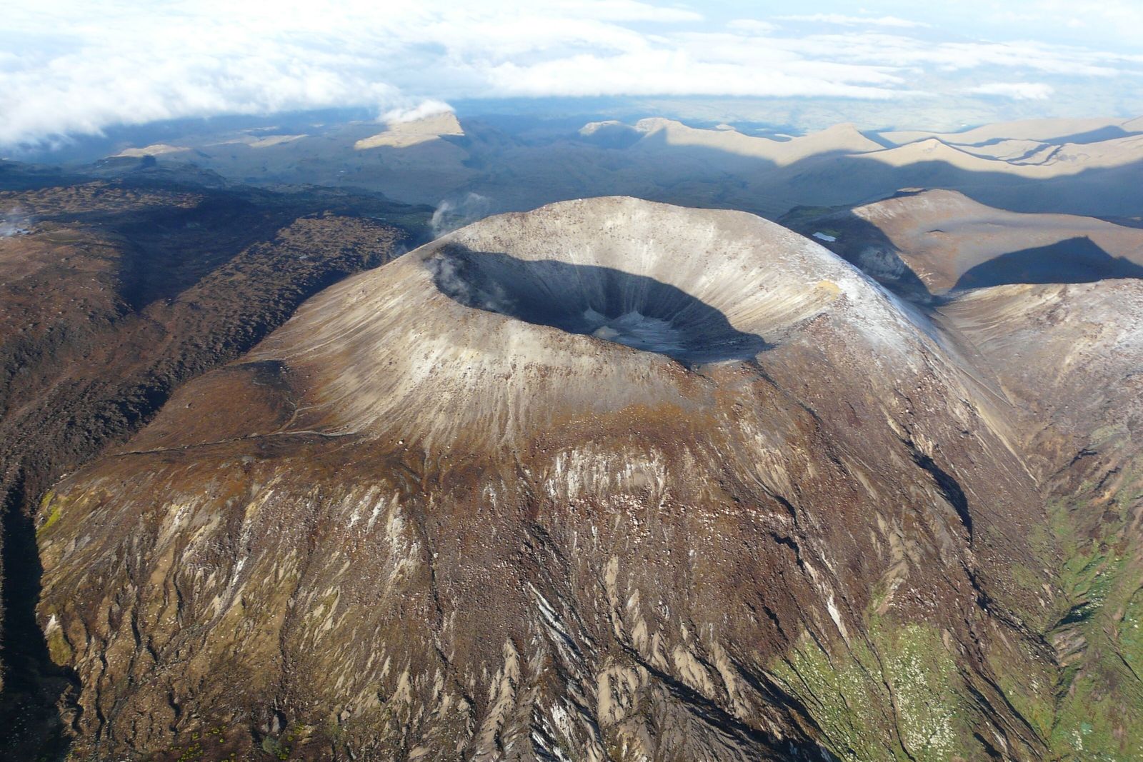 Volcán Puracé expulsa ceniza tras terremoto de 7.4 que sacudió Colombia