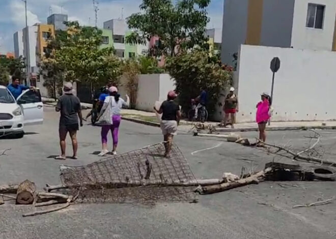 Se quedaron a oscuras y bloquean avenida en Playa del Carmen