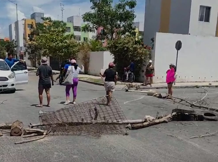 Se quedaron a oscuras y bloquean avenida en Playa del Carmen
