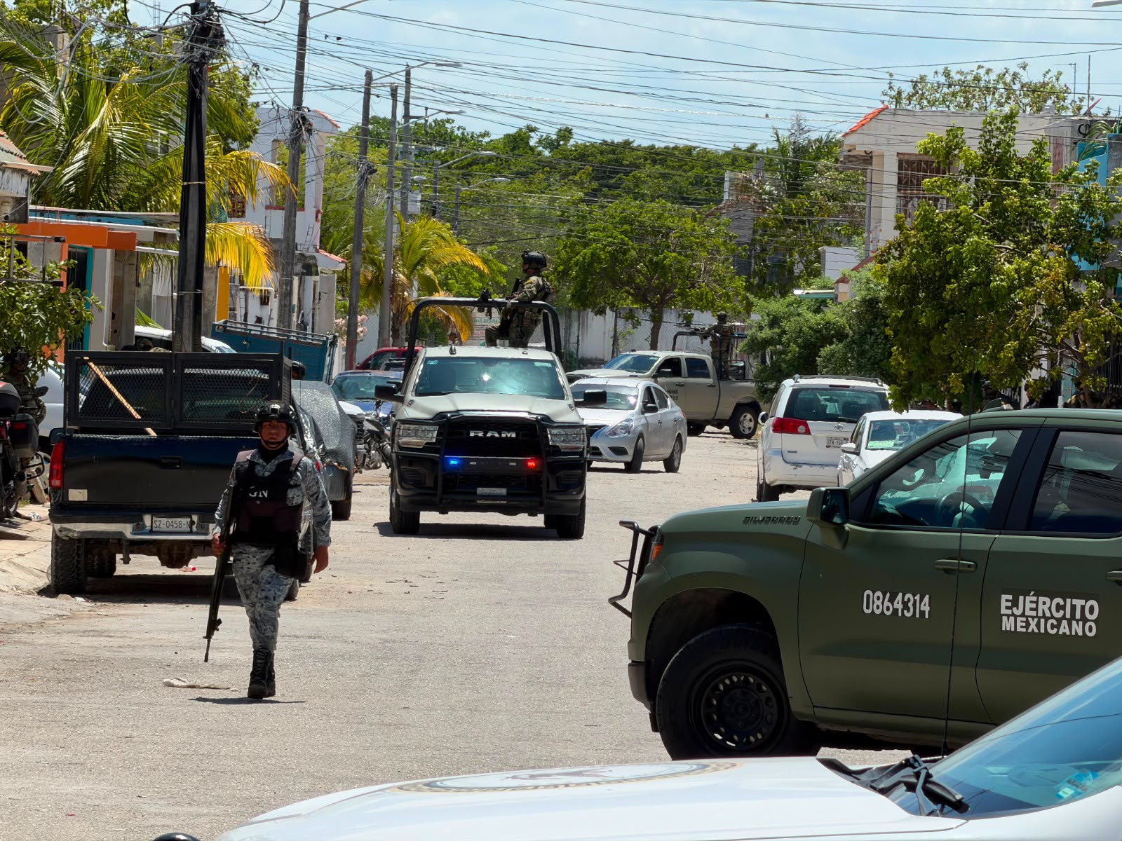 Operativo en Cancún: Catean casa en Paseos Kabah tras investigación por narcomenudeo