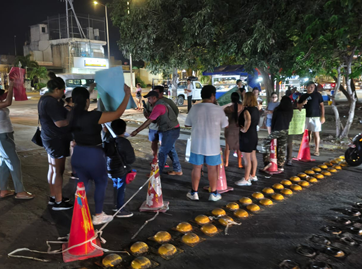 ¡Sin luz y sin paciencia! Playenses bloquean avenida por segunda noche