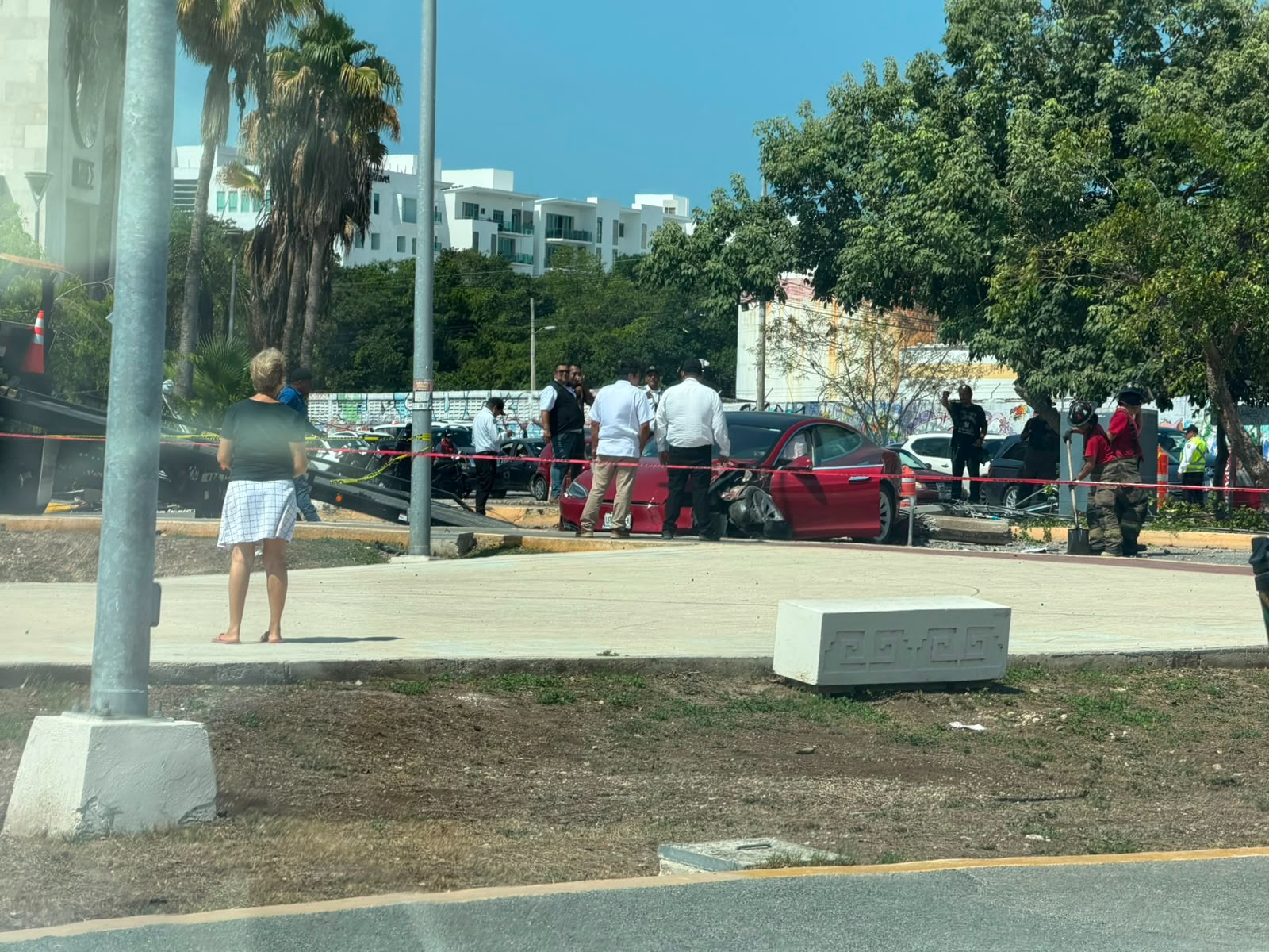 Tesla derriba poste de la CFE en Cancún y deja a decenas sin luz