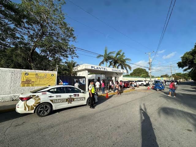 Entre mochilas y cláxones: Tránsito monta operativo para evitar el caos en regreso a clases en Cancún