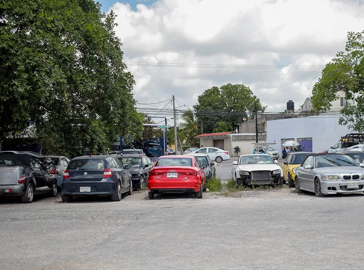 Se acabó el estacionamiento eterno: retiran autos abandonados en Cancún